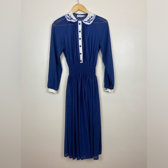VINTAGE KAY WINDSOR 1950s-1960s Collared Embroidered Button Smock Waist Dress - Picture 2 of 11